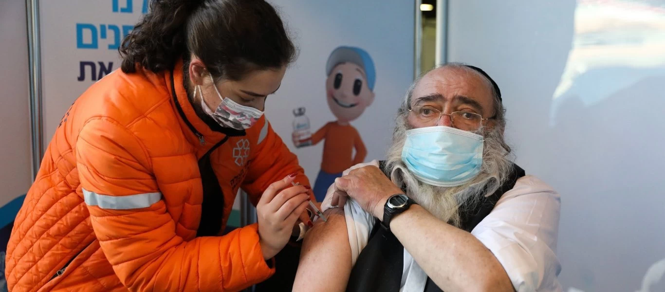 Ισραήλ: Το 59% του πληθυσμού πλήρως εμβολιασμένο, το 19% και με τρίτη δόση αλλά καθημερινά 10.000 κρούσματα!